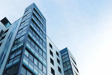 România începe 2025 cu un avans notabil pe piața imobiliară. Investițiile cresc, retailul domină, iar sectorul de birouri revine în atenția investitorilor
