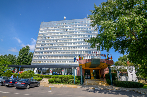 FOTO SURPRIZĂ Reper din Mamaia, demolat complet. Hotelul care a adus pentru prima dată pe Litoral bufetul suedez 