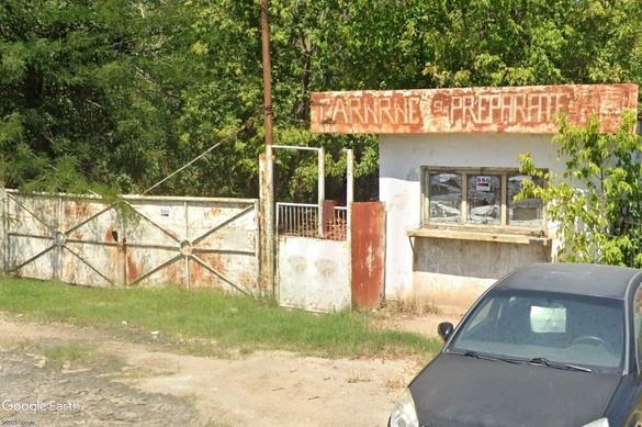 Intrare în vechea fermă zootehnică