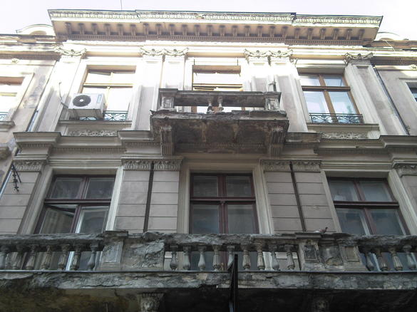 Fațada clădirii neacoperită