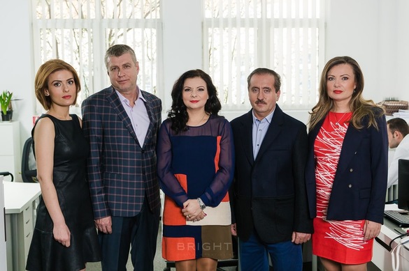 Daniela Schoppmeyer (în mijloc), alături de colegii săi de la Faberrom. SURSA FOTO: Compania