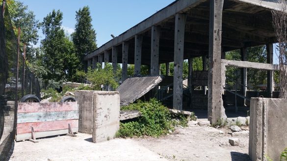 Fosta clădire administrativă a Granitul, transformată în decor pentru paintball