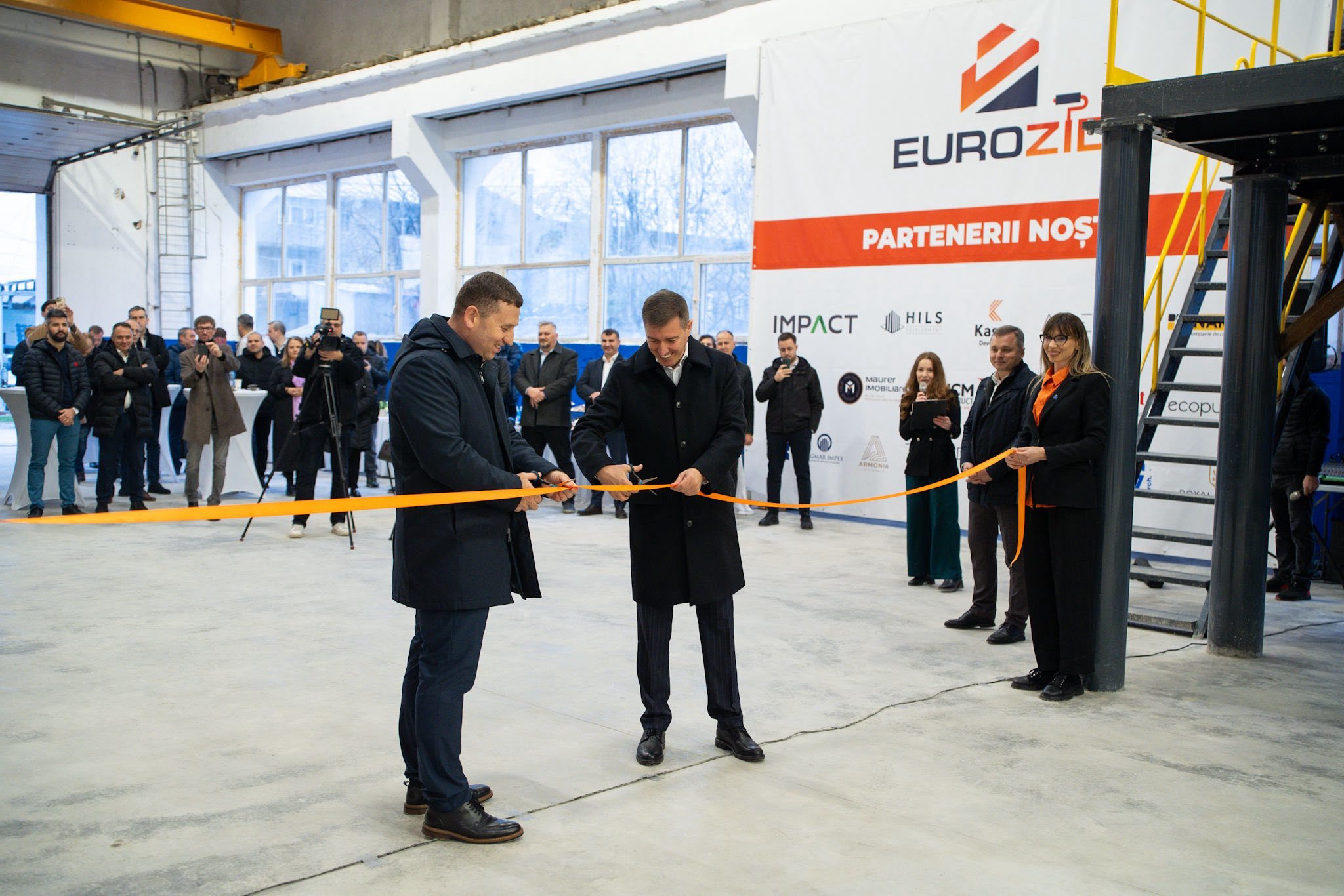 Interiorul fabricii automatizate Eurozid cu linii de producție pentru materiale construcție destinate produselor rezidențiale, echipamente moderne și roboți industriali. | sursa foto: Profit