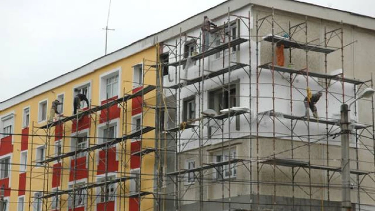 Echipă de muncitori aplicând termoizolație exterioară pe fațada unui bloc în Sector 6, parte din lucrări termoizolație și contracte construcții pentru anvelopare blocuri Sector 6. | sursa foto: Profit