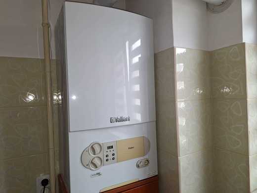 OFICIAL Vești mari pentru cine are centrală de apartament. Nu există limită de utilizare în clădiri noi, cel puțin până în 2030. Transformarea locuințelor vechi în clădiri cu emisii zero primește ca ”orizont de timp” anul 2050