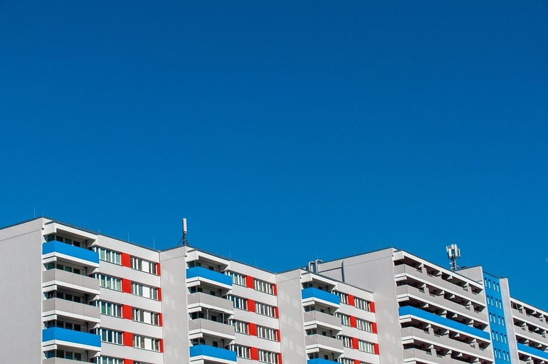 Dezvoltator imobiliar prezentând fișa standardizată cu detalii despre finisaje și dotări pentru protecția consumatorilor pe piața imobiliară. | sursa foto: Profit