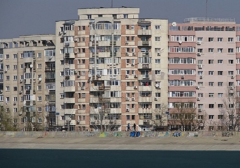 Tot mai puțini români sunt proprietari ai locuinței în care trăiesc