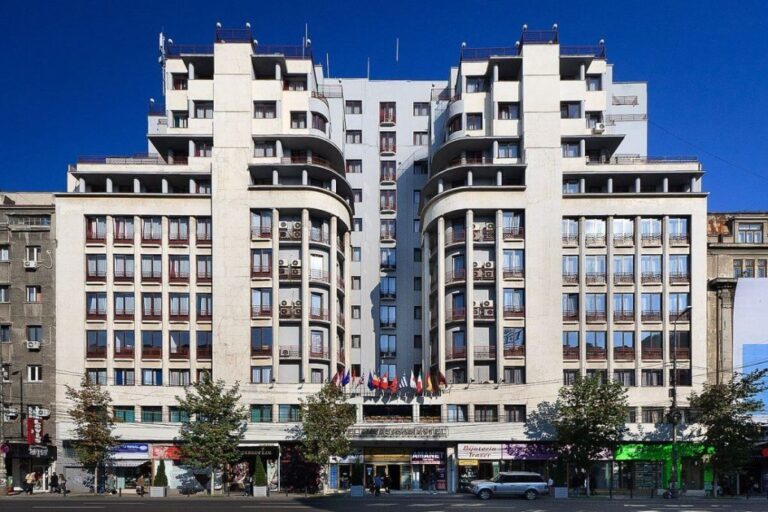 FOTO Celebru hotel din București intră în renovare. Istoricul Ambasador, cumpărat de celebra familie Julius Meinl în tranzacție anunțată de Profit.ro, a primit avizul. Cum va arăta, când va fi deschis și sub ce denumire