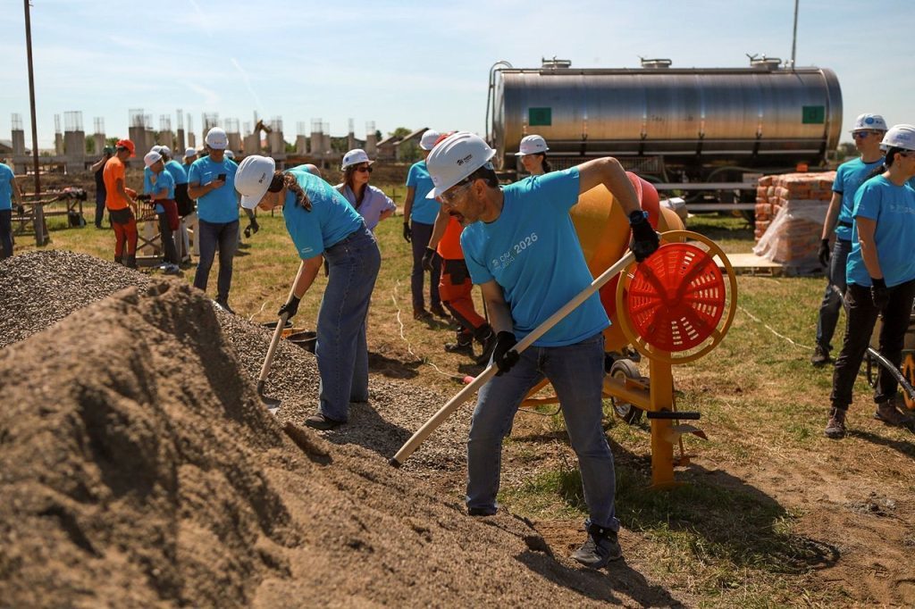 Habitat for Humanity, CEO Build. La un moment dat, orice formă de succes ajunge să se întâlnească cu întrebarea: “Și mai departe?”. Despre Construcție, Sens, Comunitate