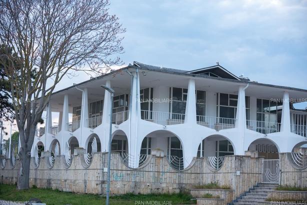 FOTO Clădire reper de pe litoralul românesc își caută proprietar. Cazino Mangalia, la vânzare pentru aproape 5 milioane de euro