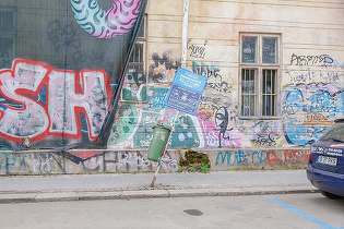 FOTO Proprietari de locuințe notificați. Bucureștiul lansează planul Curățăm Graffiti de pe aproape 100 de clădiri aflate în zone protejate