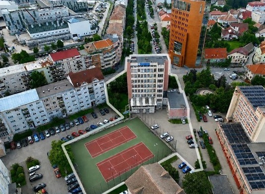 EXCLUSIV Oportunitate pe piață. Clădirea fostei universități private Alma Mater, la vânzare. S-ar putea transforma în hotel sau bloc cu apartamente