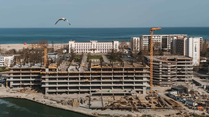 FOTO Surpriză lângă Rex Mamaia. Rudele lui Radu Mazăre și Nicușor Constantinescu sprijină financiar proiectul rezidențial premium al dezvoltatorului Ramazan Gur
