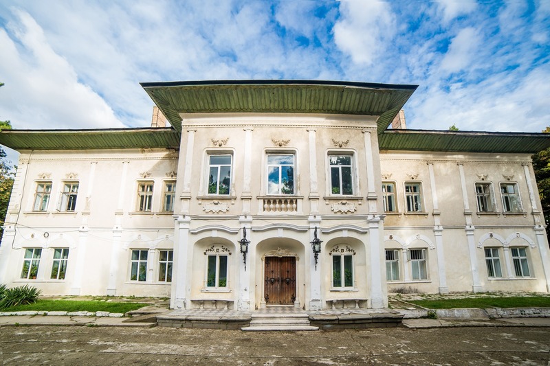 FOTO Castelul Cantacuzino-Ghica Deleni, la vânzare cu reducere de preț
