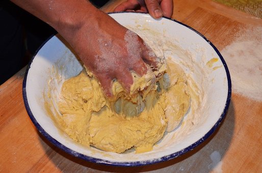 Pe fondul coronavirus, românii se pregătesc să facă pâine în casă. Comenzile de drojdie pentru consum casnic de pe piața româneasă au înregistrat cifre record - 25 de milioane de pâini