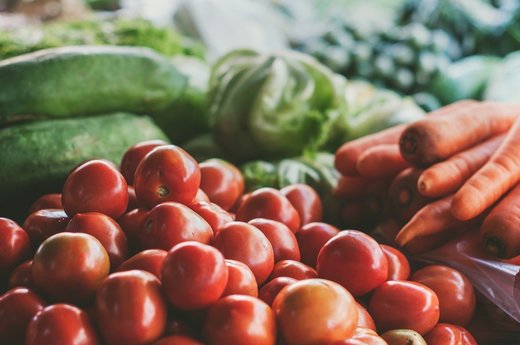 Agro TV - Situație critică pentru legumicultori: Nu vindem nici 10% din ce recoltăm, aproape toată verdeața o dăm la păsări! Legumicultorii se duc cu mașina personală acasă la client