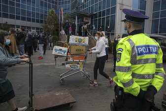 FOTO Proteste spontane ale comercianților din Piața Crângași din București, dar și la Timișoara, Piatra Neamț, Pitești, Suceava