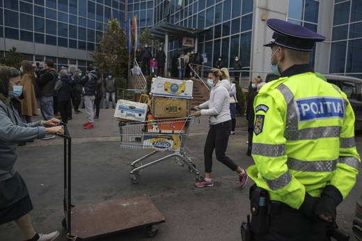 FOTO Proteste spontane ale comercianților din Piața Crângași din București, dar și la Timișoara, Piatra Neamț, Pitești, Suceava