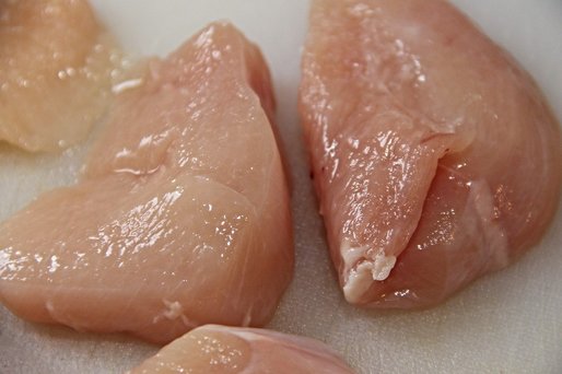 Peste 60 de tone de carne de pui cu salmonella, descoperite în magazine din România