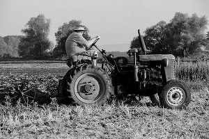 Criză de tractoriști în România, deși salariile ajung și la 6.000 de lei plus bonusuri