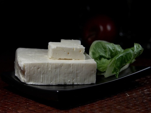 Justiția europeană a interzis Danemarcei să comercializeze brânză ''feta''