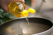 Criză de ulei de floarea soarelui? Statul vrea să cumpere de urgență mii de tone de rezervă