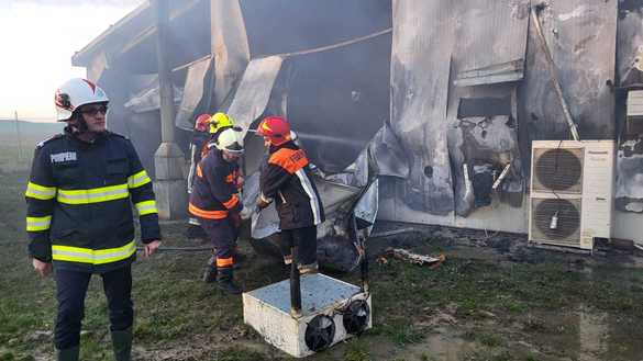 FOTO Incendiu la o crescătorie de găini din județul Satu Mare