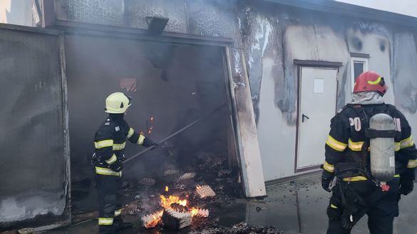 FOTO Incendiu la o crescătorie de găini din județul Satu Mare