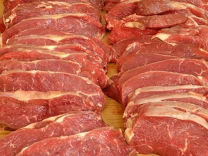 Carnea de porc autohtonă, mai scumpă și mai puțină. Cu cât se vinde și ce cantități sunt aduse din afară