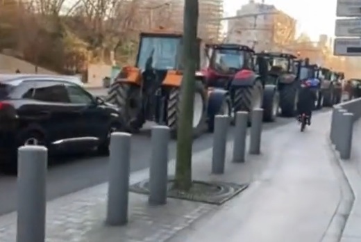 VIDEO Parisul, invadat de tractoare