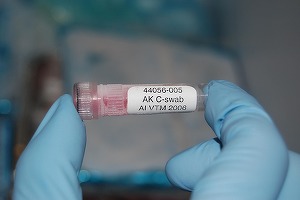 Guvernele ar trebui să ia în considerare vaccinarea păsărilor împotriva gripei aviare pentru a evita ca virusul să se transforme într-o pandemie
