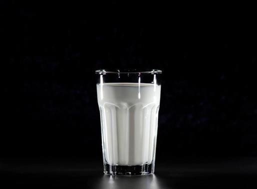 Prețul laptelui înregistrează în continuare reduceri medii de 20%, în urma implementării acordului voluntar