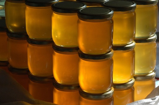 DOCUMENT Mierea falsificată crește alarmant. Un sfert din mierea controlată în România anul acesta - neconformă