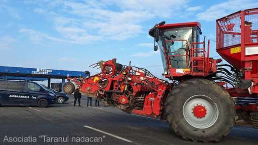 Zeci de fermieri protestează cu utilaje în zona de frontieră de la Nădlac