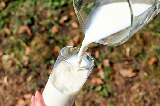 România importă mai puțin lapte