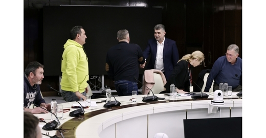 FOTO Ciolacu și reprezentanții fermierilor și transportatorilor au semnat un acord privind încetarea protestelor