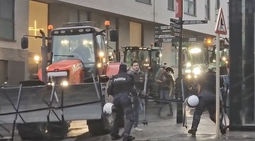 VIDEO 900 de tractoare blochează Bruxelles. Poliția folosește tunuri cu apă. Rute spre centrul orașului blocate de poliție. ”Nu ne vom calma!”