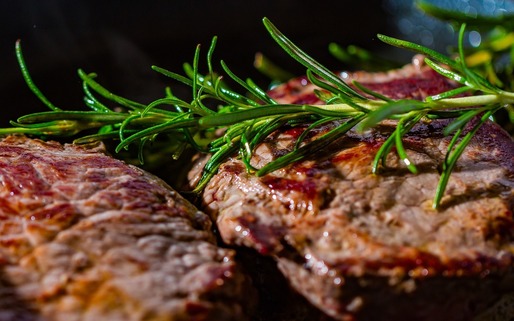 Franța interzice utilizarea denumirilor ''steak'', ''escalop'' sau ''jambon'' pentru produsele vegetale