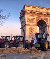 VIDEO Bulevardul Champs-Élysées din Paris, blocat cu tractoare de fermieri. Poliția a arestat peste 60 de persoane