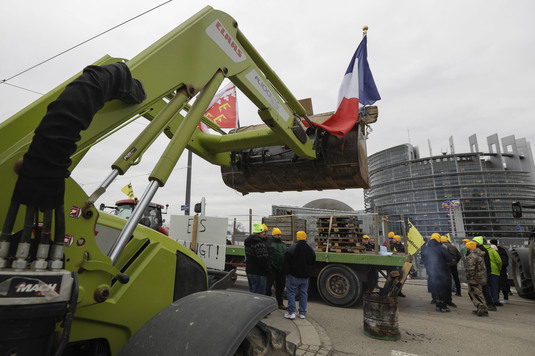 Fermieri români protestează la Bruxelles alături de grupuri de extremă dreaptă. Cele mai mari sindicate ale fermierilor din UE au refuzat participarea