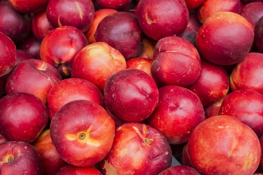 Nectarine din Turcia, cu nivel ridicat de pesticide, găsite de ANPC în magazine Penny