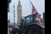 VIDEO Fermierii britanici protestează împotriva „taxei pe tractoare” 