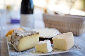 Producătorii francezi de vin și brânzeturi se tem de un ”dezastru” în urma tarifelor anunțate de Trump pentru UE