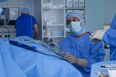 Ministerul Sănătății dă drumul la angajări și cheamă asistenți pentru ambulanță și medici rezidenți