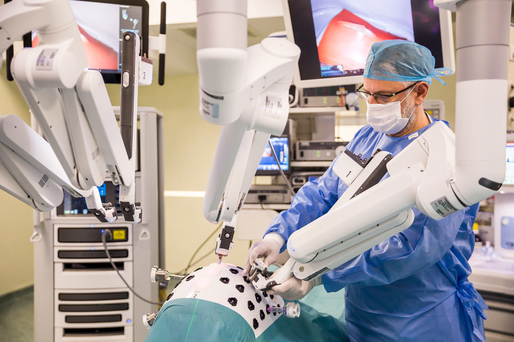 Rețeaua Regina Maria aduce la Ponderas cea mai nouă generație de roboți chirurgicali și lansează primul program integrat de chirurgie minim invazivă și robotică din țară