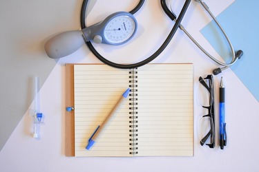 Finanțele iau în calcul eliminarea impozitului pe veniturile medicilor, pentru a opri exodul