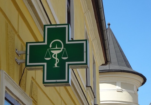 Farmaciile plătesc de astăzi amenzi pentru nereguli precum lipsa angajaților calificați și medicamente vândute la prețuri mai mari