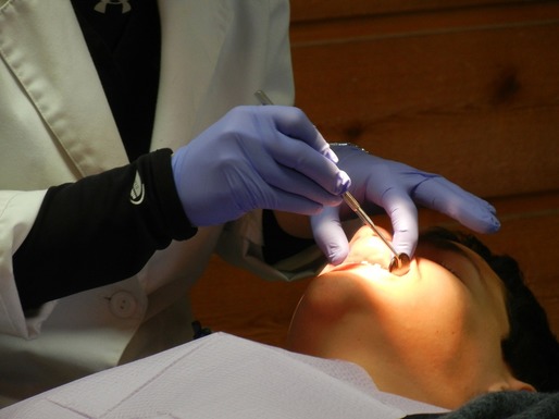STUDIU 6 din 10 români au fost cel puțin o dată la medicul dentist în 2018