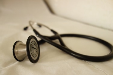 Măsură pentru a reduce deficitul de personal din sănătate: Medicii de familie își vor putea deschide cabinete și în alte localități