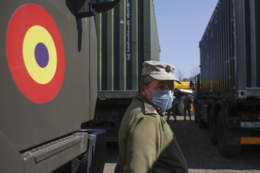 Industria COVID-19: Armata cumpără masiv măști și alte echipamente de protecție